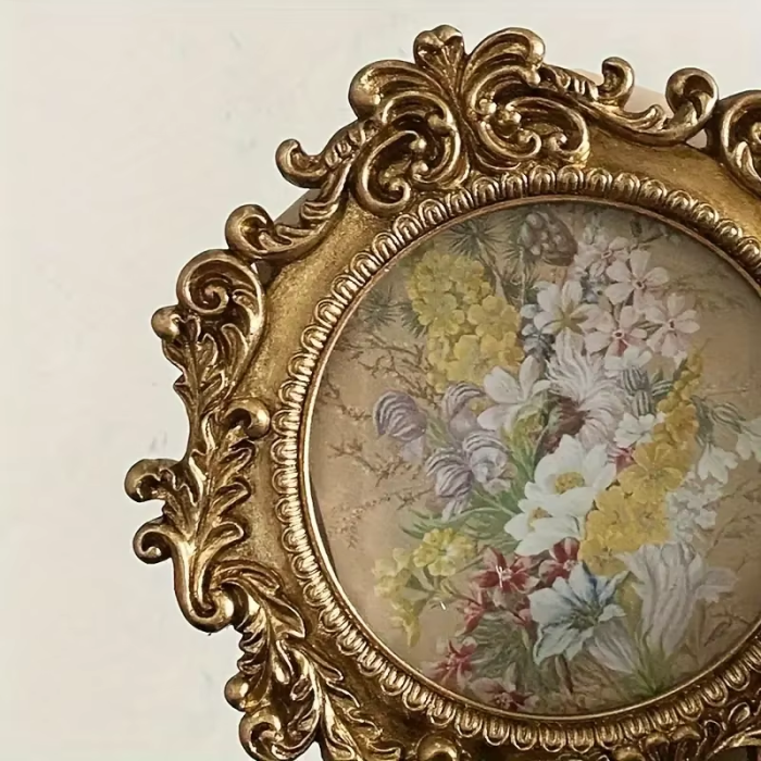 Round Vintage Photo Frame