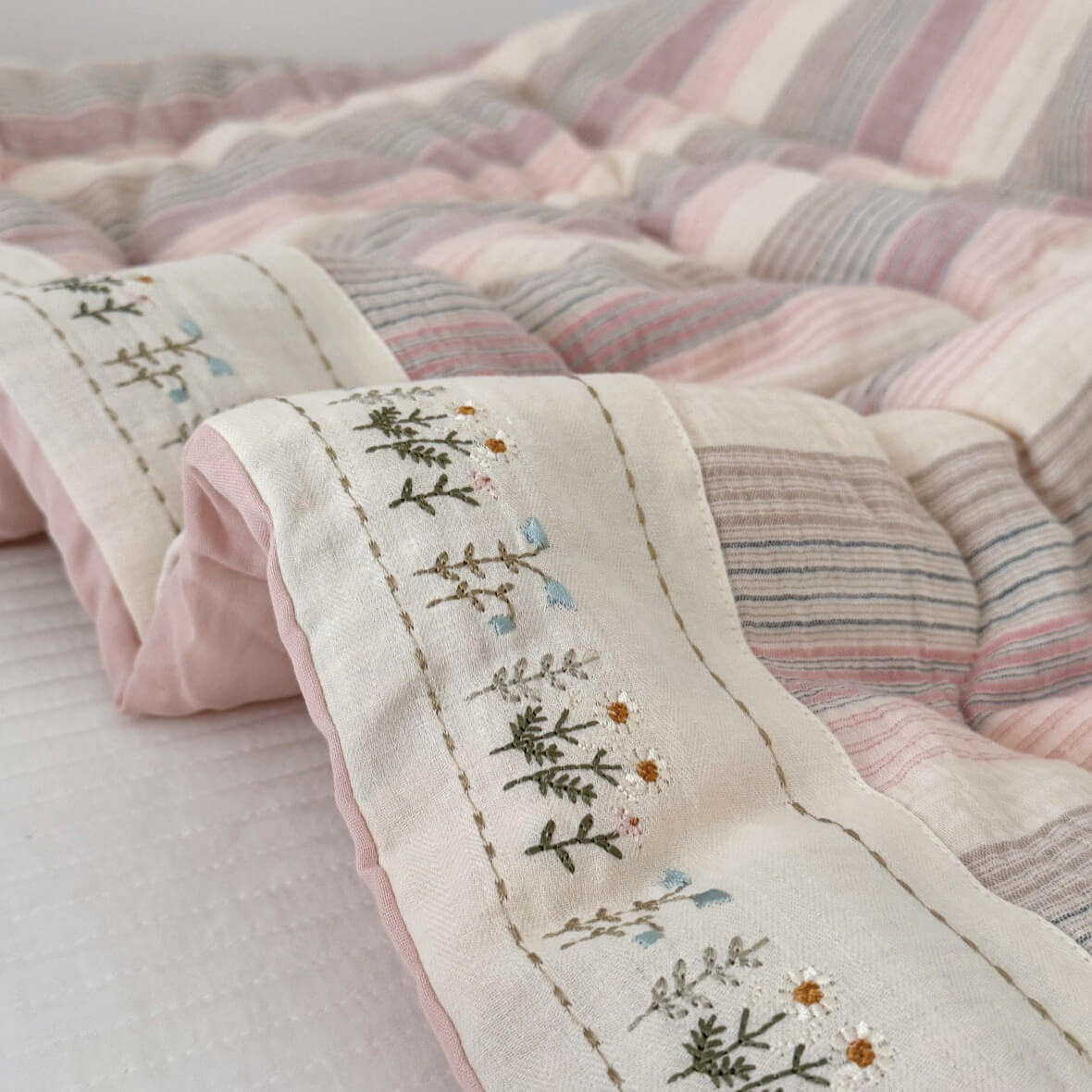 Striped Muslin Quilt Set – Soft Pink Cotton Comforter