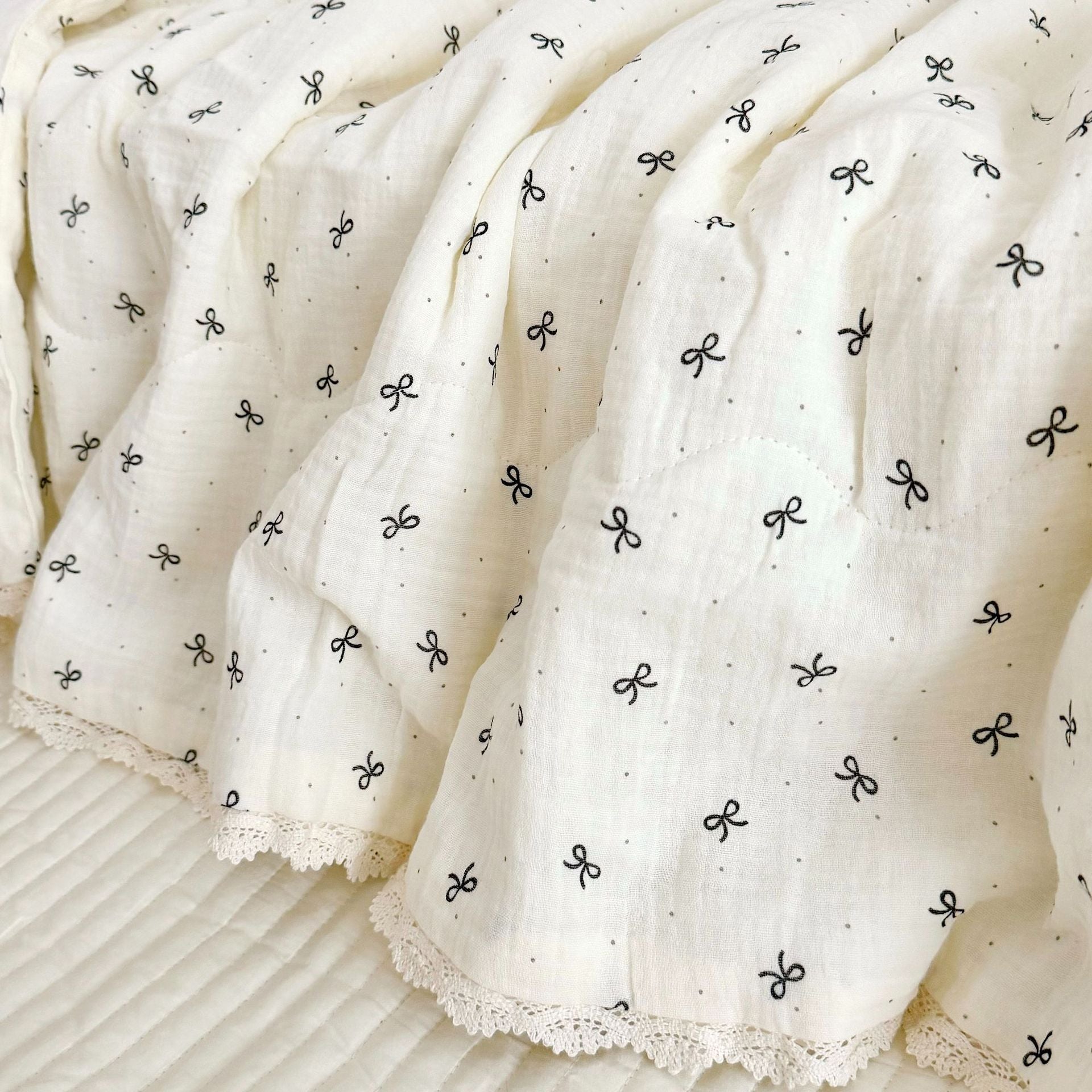 Bow Print Toddler Comforter – Cotton Muslin with Lace Trim