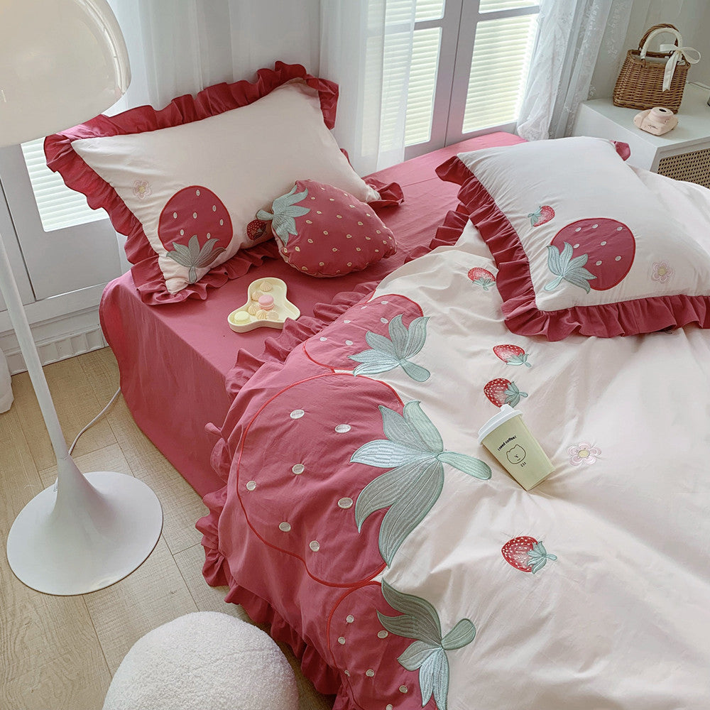 Strawberry-Themed Cotton Bedding Set in Soft Pink Tones