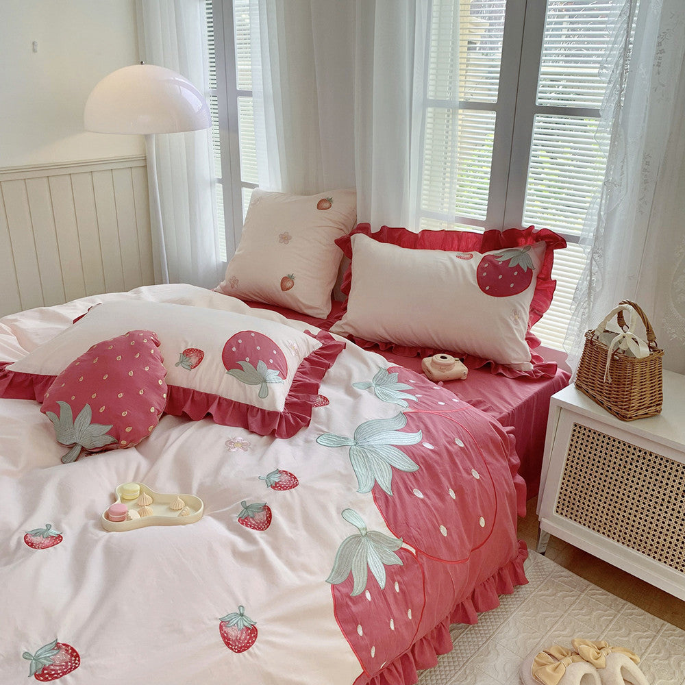 Strawberry-Themed Cotton Bedding Set in Soft Pink Tones