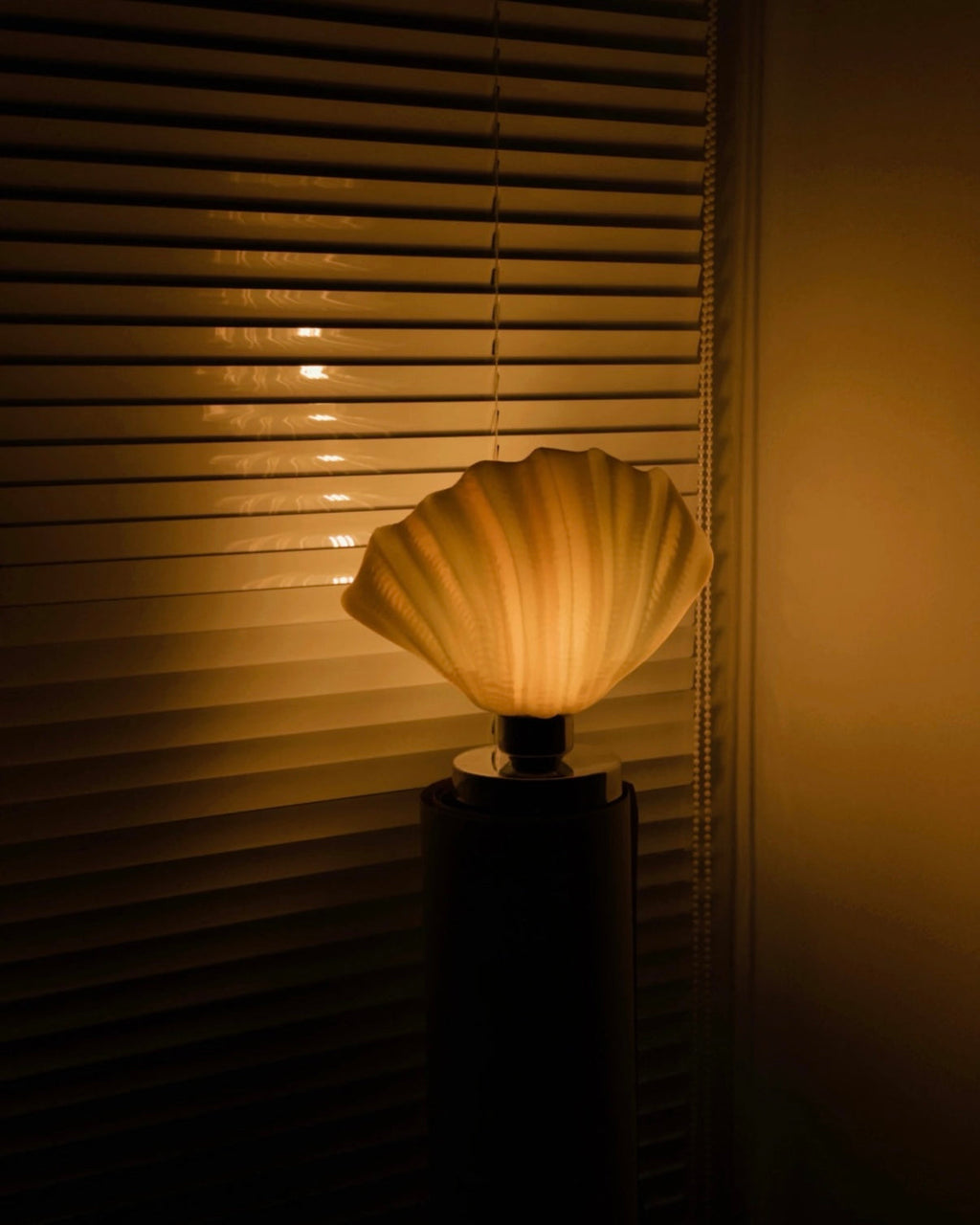 White Scallop Relief Table Lamp